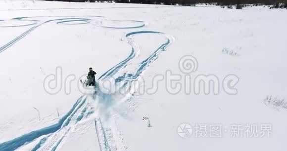 雪上摩托冲过田野视频