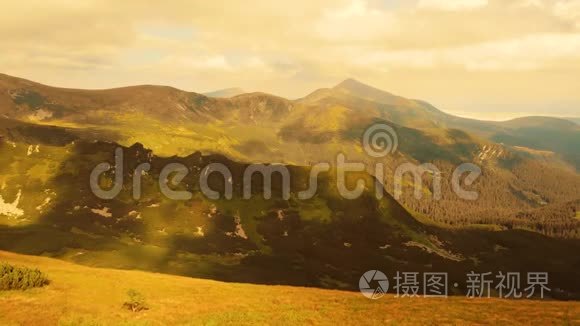 山峦和山谷在阳光下。