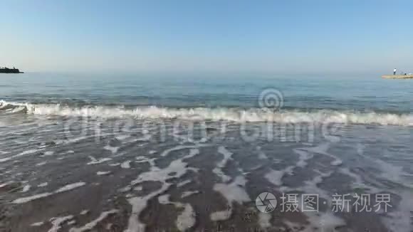 平静的大海 卵石滩上的弱波视频