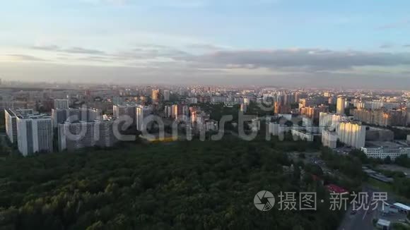 从公园和城市的高处俯瞰视频