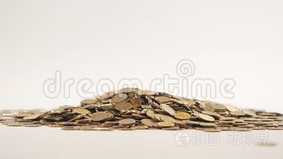 白手套的手舀起一堆金币。 他们整理和分散金钱。 在白色背景上。 加兰。