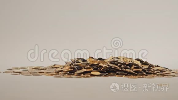 白手套的手舀起一堆金币。 他们整理和分散金钱。 在白色背景上。 加兰。