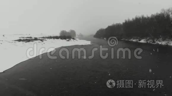 无冰河上的大雪视频