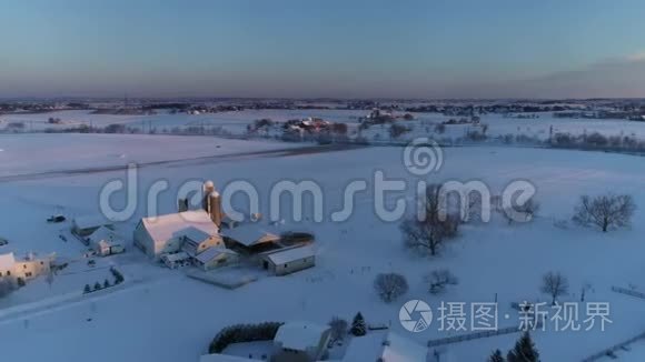 清晨日出的鸟瞰美丽乡村落雪后视频