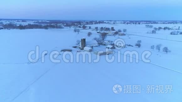 清晨日出的鸟瞰美丽乡村落雪后视频