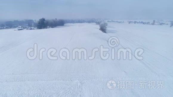 清晨日出的鸟瞰美丽乡村落雪后视频