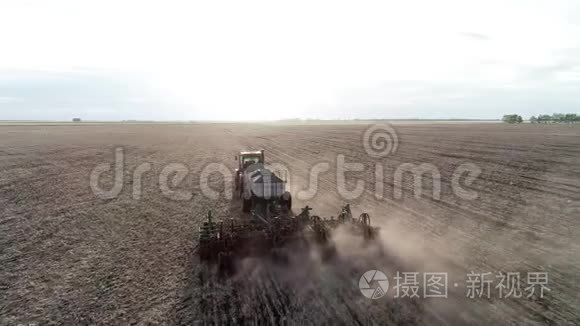 工业农场土地田间劳作工业机器耕作的鸟瞰图