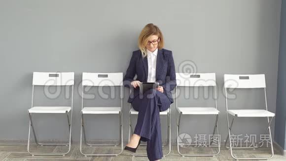 自信的商界女性希望能坐在办公室的椅子上接受采访。 面试时穿着商务服装的漂亮女人