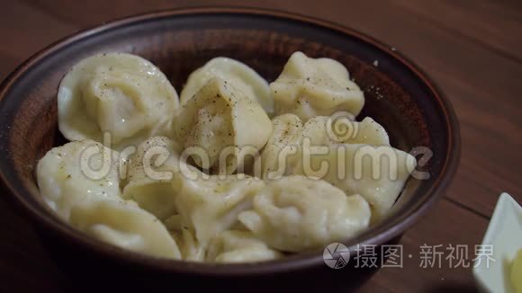 把热饺子的特写放在盘子里，刚煮熟。