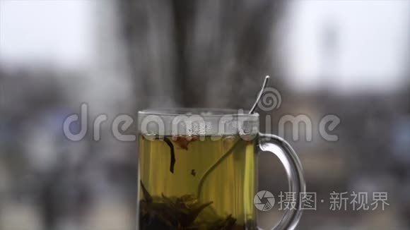 夏日雪景背景下的热茶杯慢动作视频