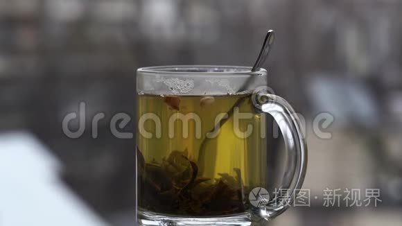 夏日雪景背景下的热茶杯视频
