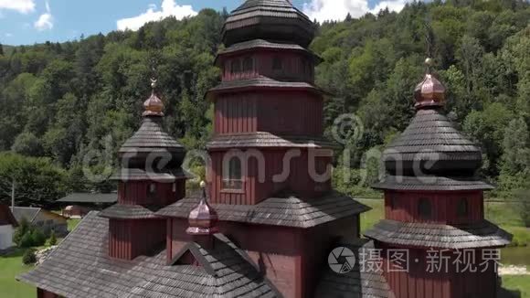 喀尔巴阡山木制教堂在夏日。