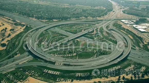 阿联酋迪拜一条绿色的高速公路立交桥的空中拍摄