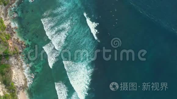 高空俯视巨大的海浪撞击和起泡。