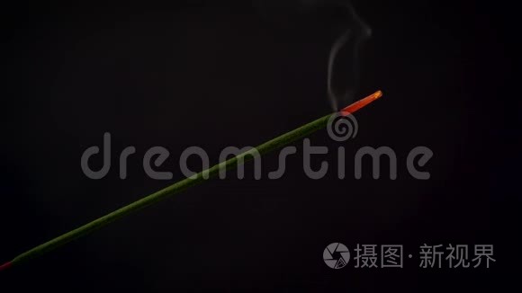 在黑色背景上单独燃烧的香视频