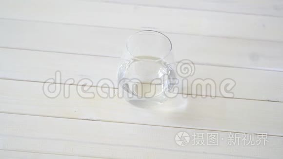 白色木桌上有水晶水的玻璃视频