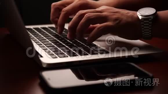 一个商人用手在手提电脑键盘上慢动作的特写