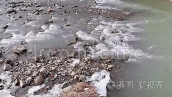 飞过乱石激流的山河视频