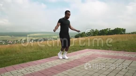 美国运动员在新鲜空气中跳绳视频
