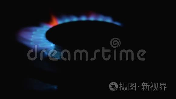 黑色背景上的煤气炉蓝色火焰。 厨房燃烧器打开。 天然气炎症。 化学反应。 坚持到底