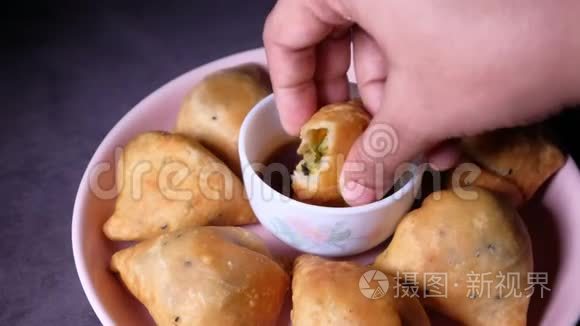 女人用手在盘子里吃印度小吃视频