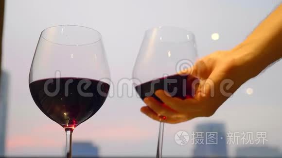 人把红酒杯放在桌上喝酒后，打开了酒吧