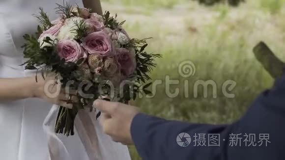 新婚快乐的新婚夫妇在结婚的日子携手共进.