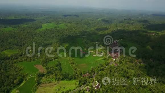 对巴厘岛的绿色景观进行空中摄影，观看森林、水稻梯田和住宅建筑