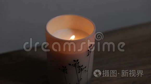 一支装饰香味的蜡烛在燃烧视频