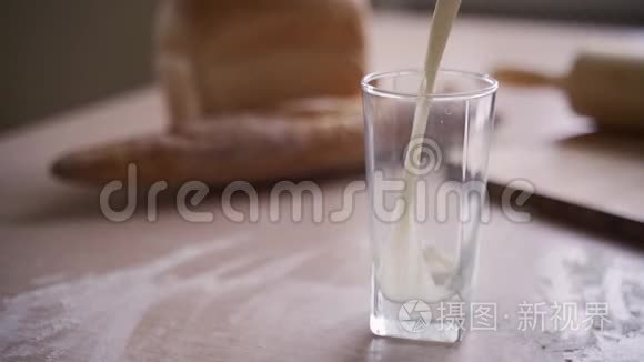 把牛奶倒入厨房的杯子里视频