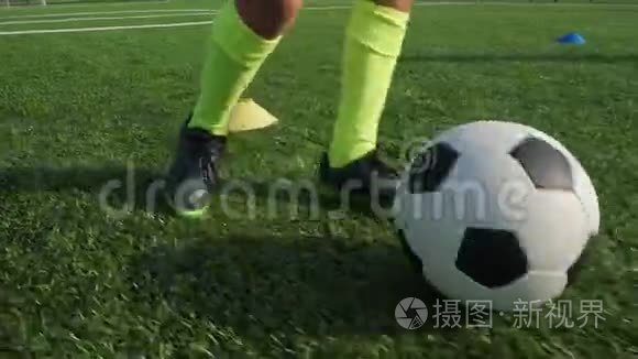 两名足球运动员在户外运球的腿视频