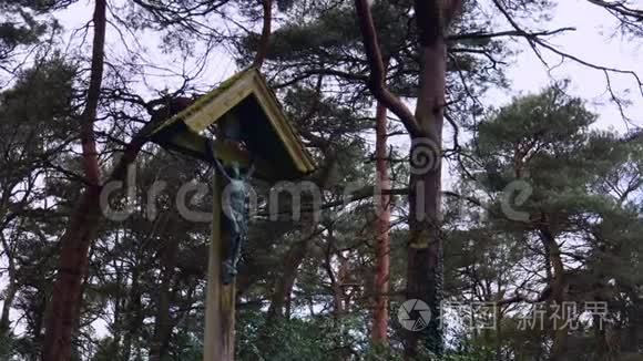高大的木制十字架结构视频