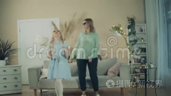 奶奶和孙女正在客厅跳舞视频