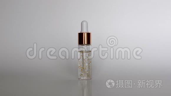 白色背景下透明玻璃瓶中的化妆品吸管