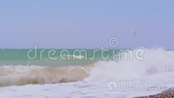 看暴风雨的大海和海岸。 海浪在卵石滩上翻滚。 海上的风暴。