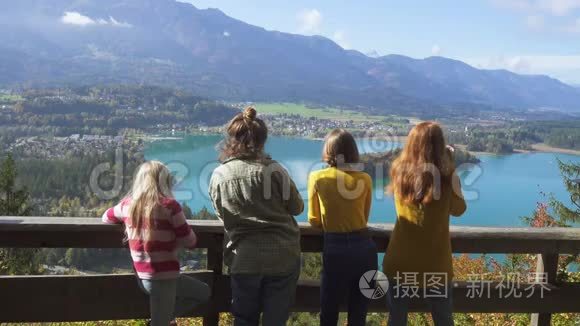 女孩们看着奥地利的法克斯西湖视频