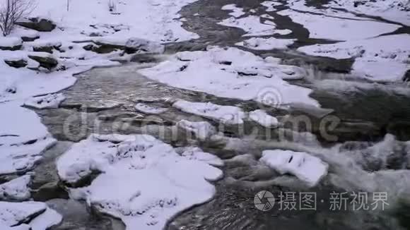 冬林中的山溪.. 山河在冬季的冰雪中流淌