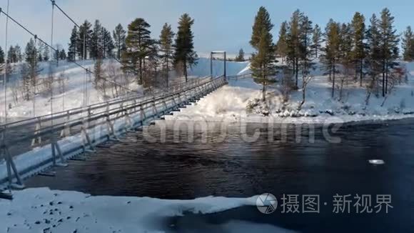 冬季背景下的悬索桥与河流航拍视频