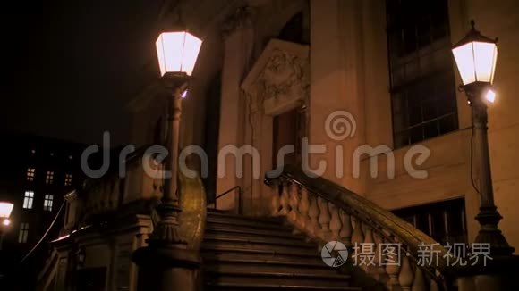在历史悠久的房子剧院周围，美丽的楼梯