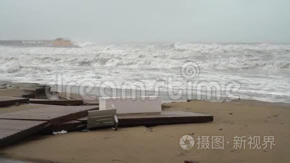 在多云天气的巨浪中，暴风雨中的码头被毁