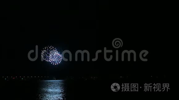 江面夜空中闪烁着喜庆的烟花