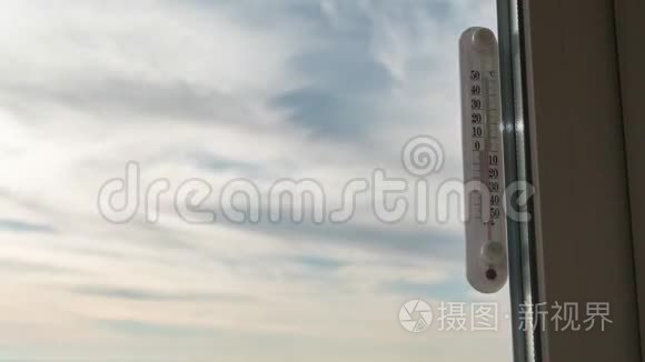 窗外温度温度计及时移天气变化视频