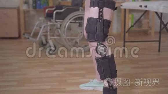 女青年膝关节弯曲矫形器视频