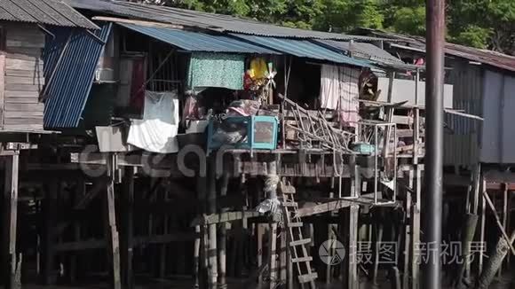 一艘旅游船游过曼谷一个贫穷地区的贫民窟