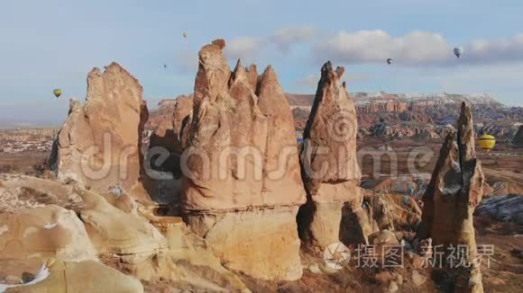 美丽的卡帕多西亚自然与气球的背景骆驼岩石。 土耳其。