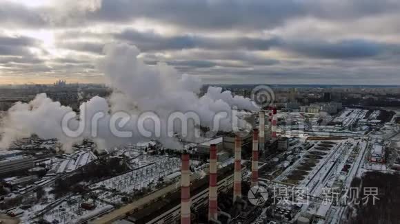 空中观景烟囱污染大都市的空气视频