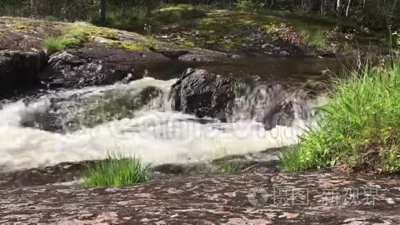 挪威山区夏季的河流和山脉景观。