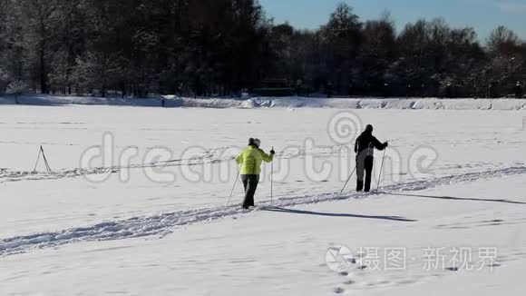 退休年龄的滑雪者视频