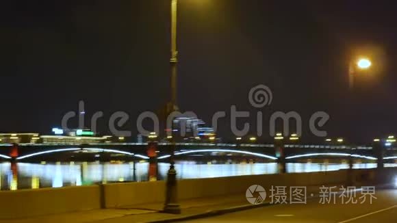 美丽的大桥装饰着明亮的红灯视频