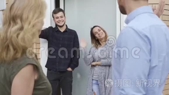 客人离开他们的新邻居. 已婚夫妇短视频